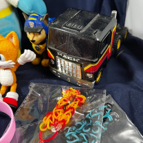 Lot Of 18 Assorted Toys With Plush Figures Vehicles Wristbands & Rainbow Loom - Picture 5 of 9